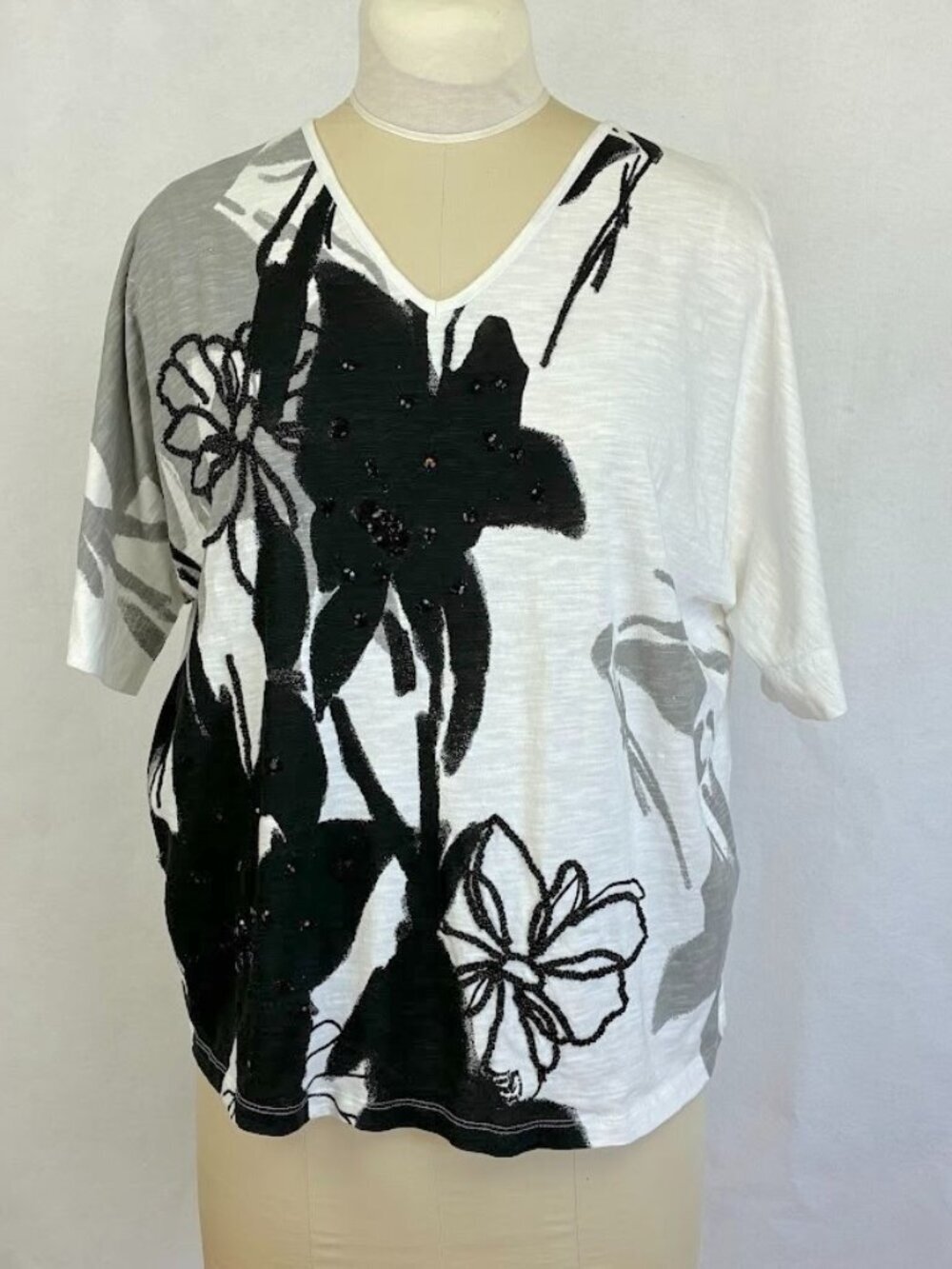 Chico's V-Neck T-Shirt Elbow Length Sleeve Abstract Bold Floral Boho Chic XL